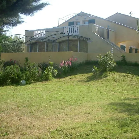 Entre Vignes Et Oliviers