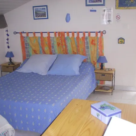 Entre Vignes Et Oliviers Bed and breakfast *