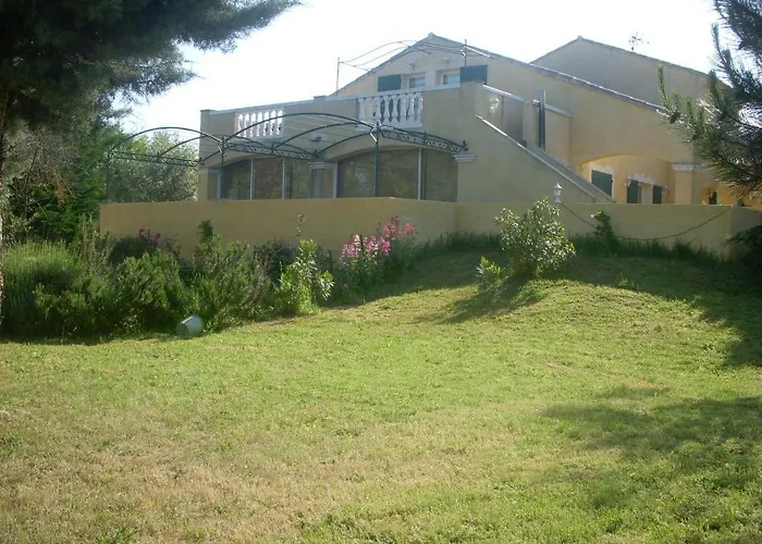 Entre Vignes Et Oliviers